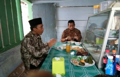 bupati-wihaji-dan-wabup-suyono-sarapan-bareng-dengan-tukang-sapu-di-kantin