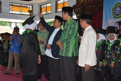 bupati-batang-wihaji-wisudakan-142-santri-tpq