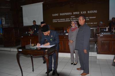 bupati-dan-ketua-dprd-batang-menandatangani-raperda