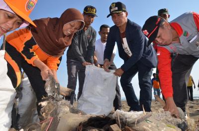 ratusan-orang-bersih-bersih-di-obyek-wisata-pantai-sigandu