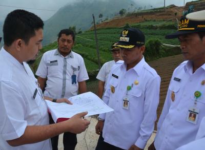 bupati-batang-meninjau-jalan-tembus-bawang-banjarnegara