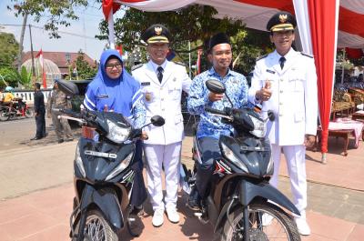 maskuri-dan-evaliana-nur-aisyah-tyas-guru-berdedikasi-terima-sepeda-motor