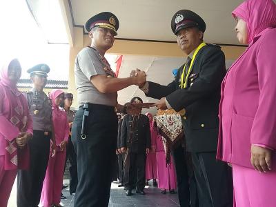 tradisi-penghormatan-bagi-wisuda-purna-bakti-polri