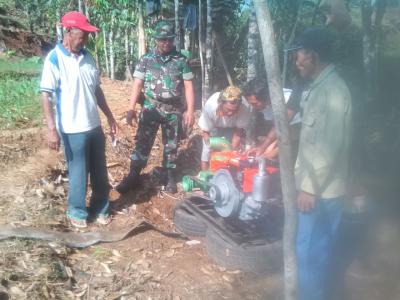 babinsa-koramil-02-limpung-lakukan-penyedotan-air