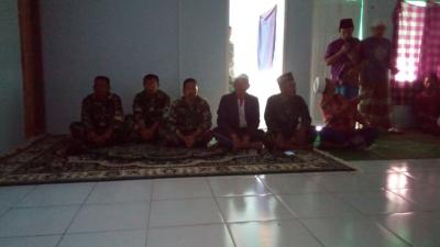 anggota-koramil-04-bawang-nonton-bareng-film-g-30-s-pki-dengan-para-santri