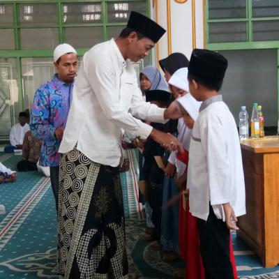 22-anak-yatim-piatu-menerima-santunan