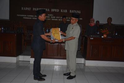 bupati-batang-menyampaikan-2-raperda-kepada-dewan