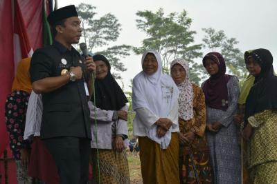 bupati-dan-wakil-bupati-berikan-santunan-ke-janda-miskin