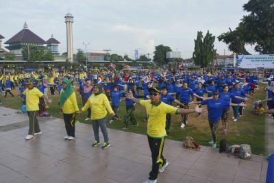 peringati-hksn-ribuan-orang-ikuti-senam-masal-di-alun-alun-batang