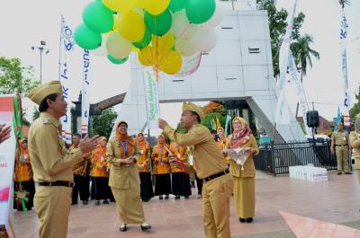 bupati-wihaji-melaunching-aplikasi-e-logis-pada-hari-kesehatan-nasional-ke-53