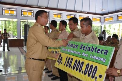 bupati-wihaji-serahkan-dana-bantuan-sosial-untuk-rumah-tidak-layak-huni-rtlh