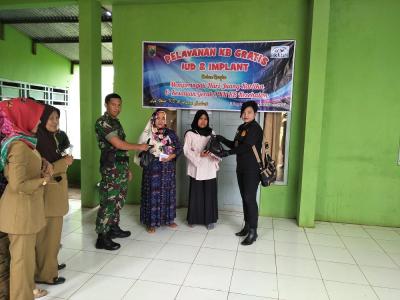 koramil-03-gringsing-bagikan-bingkisan-guna-menarik-akseptor