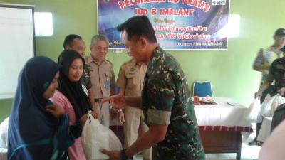 20-akseptor-kb-terima-bingkisan-dari-dandim-0736-batang