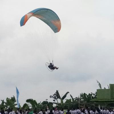 tarian-babalu-dan-paralayang-ramaikan-hut-pgri