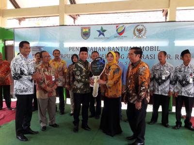 bupati-batang-terima-bantuan-mobil-perpustakaab-keliling