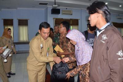 bupati-wihaji-meneteskan-air-mata-saat-lepas-5-keluarga-tranmigran