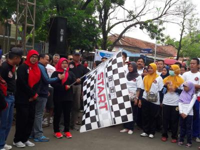 ribuan-orang-jalan-sehat-hari-aids-sedunia