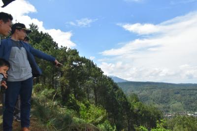 bukit-patran-nation-yang-eksotik-jadi-ikon-gunung-perahu
