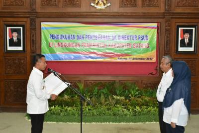 bupati-batang-mengukuhkan-direktur-rsud