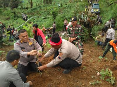 peduli-penghijauan-kapolres-batang-bekerja-sama-dengan-pemda-tanam-70-000-bibit