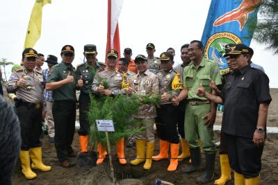 polda-jateng-tanam-77-080-bibit-pohon-dan-bagikan-1200-paket-sembako