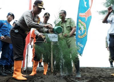 antisipasi-abrasi-kapolda-tanam-77-ribu-pohon