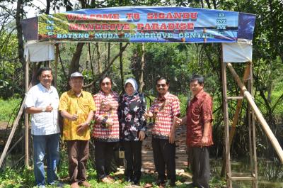 anggota-dprd-komisi-b-provinsi-jawa-tengah-kunjungi-taman-mangrove-pantai-sigandu