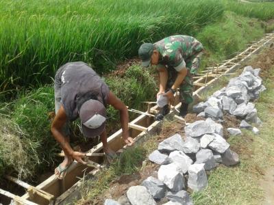 babinsa-koramil-01-subah-bantu-warga-membuat-drainase