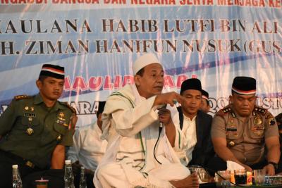 hujan-deras-tidak-urungkan-niat-warga-untuk-hadiri-pltu-bersholawat