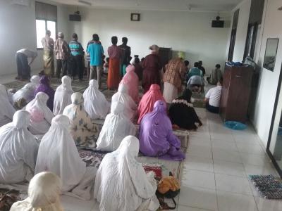 disibukkan-oleh-perniagaan-tak-membuat-pedagang-lupa-beribadah