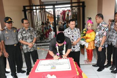 bupati-wihaji-kagum-dengan-kemewahan-gedung-baru-sd-n-1-gringsing