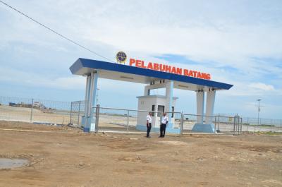 kapal-pengangkut-material-pt-waskita-uji-coba-pelabuhan-niaga-batang