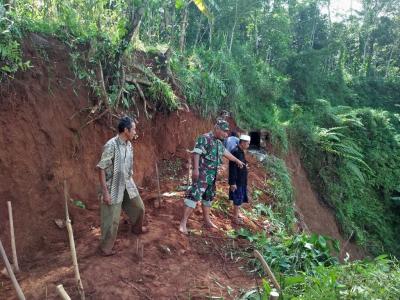 perbaiki-irigasi-akibat-hujan-deras