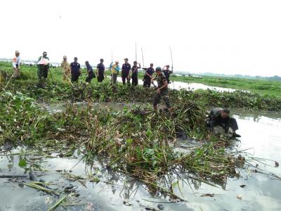 puluhan-prajurit-tni-polri-dan-masyarakatterjun-ke-sungai