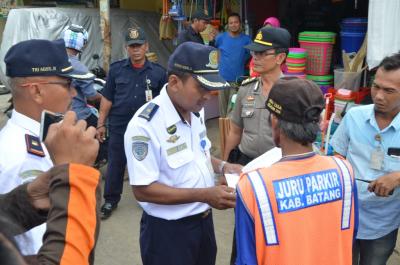 tim-saberpungli-melakukan-sidak-area-parkir-di-pasar-batang