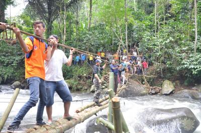 bupati-wihaji-bersama-relawan-kerja-bhakti-pembuatan-jembatan-darurat