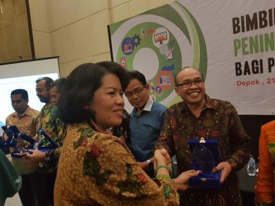 kemkominfo-berikan-piagam-penghargaan-kepada-media-center-batang