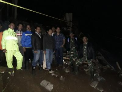 dandim-0736-batang-cek-langsung-kondisi-rumah-yang-tertimpa-longsor