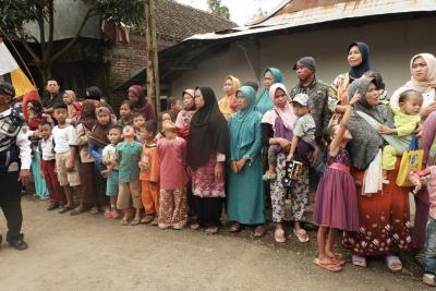 antusiasme-warga-desa-bawang-dalam-kunjungan-kerja-bupati-batang
