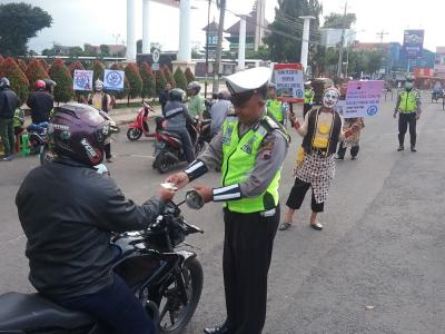 punakawan-hilangkan-kesan-menegangkansaat-operasi-keselamatan-lalin