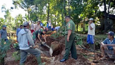 koramil-09-blado-bersama-warga-karya-bhakti-bersihkan-makam
