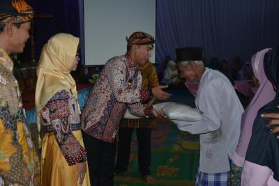 bupati-kucurkan-bantuan-milyaran-rupiah-di-desa-cablikan-reban