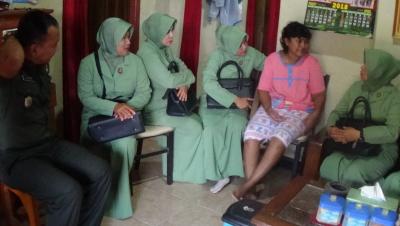 ketua-persit-kartika-chandra-kirana-cabang-xxiv-kodim-0736-batang-jenguk-anggota-penderita-kanker