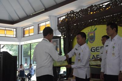 bupati-wihaji-berikan-reward-kepada-wajib-pajak