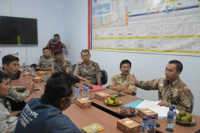 warga-jadi-korban-jalan-rusak-akibat-jalan-tol-bupati-wihaji-marah-dengan-pt-waskita