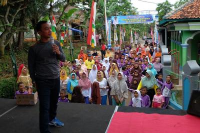 bupati-wihaji-dan-wakil-bupati-suyono-bagi-bagi-sepeda