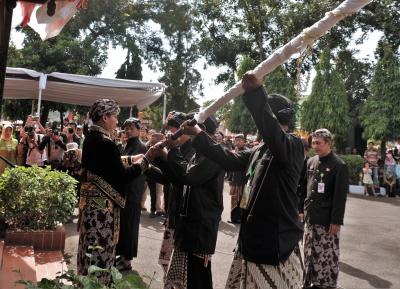 tombak-kyai-abirawa-dikirab-untuk-memeriahkan-hari-jadi-batang-ke-52