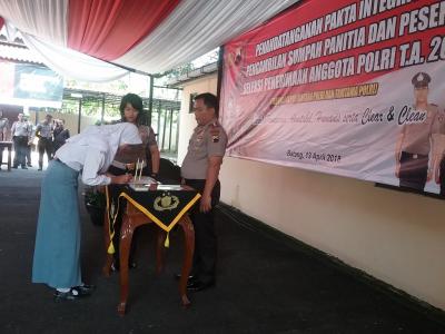 penandatanganan-pakta-integritas-jamin-penerimaan-anggota-polri-bebas-dari-suap