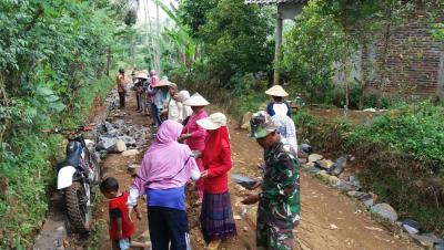 kaum-ibu-ikut-angkat-batu-bersama-dandim-0736-batang