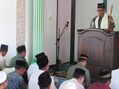 sholat-jum-39at-berjamaah-sebagai-sarana-komunikasi-sosial
